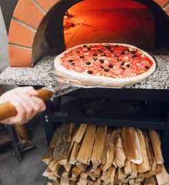 Pourquoi choisir un four à pizza en brique réfractaire pour sa cuisine extérieure ?