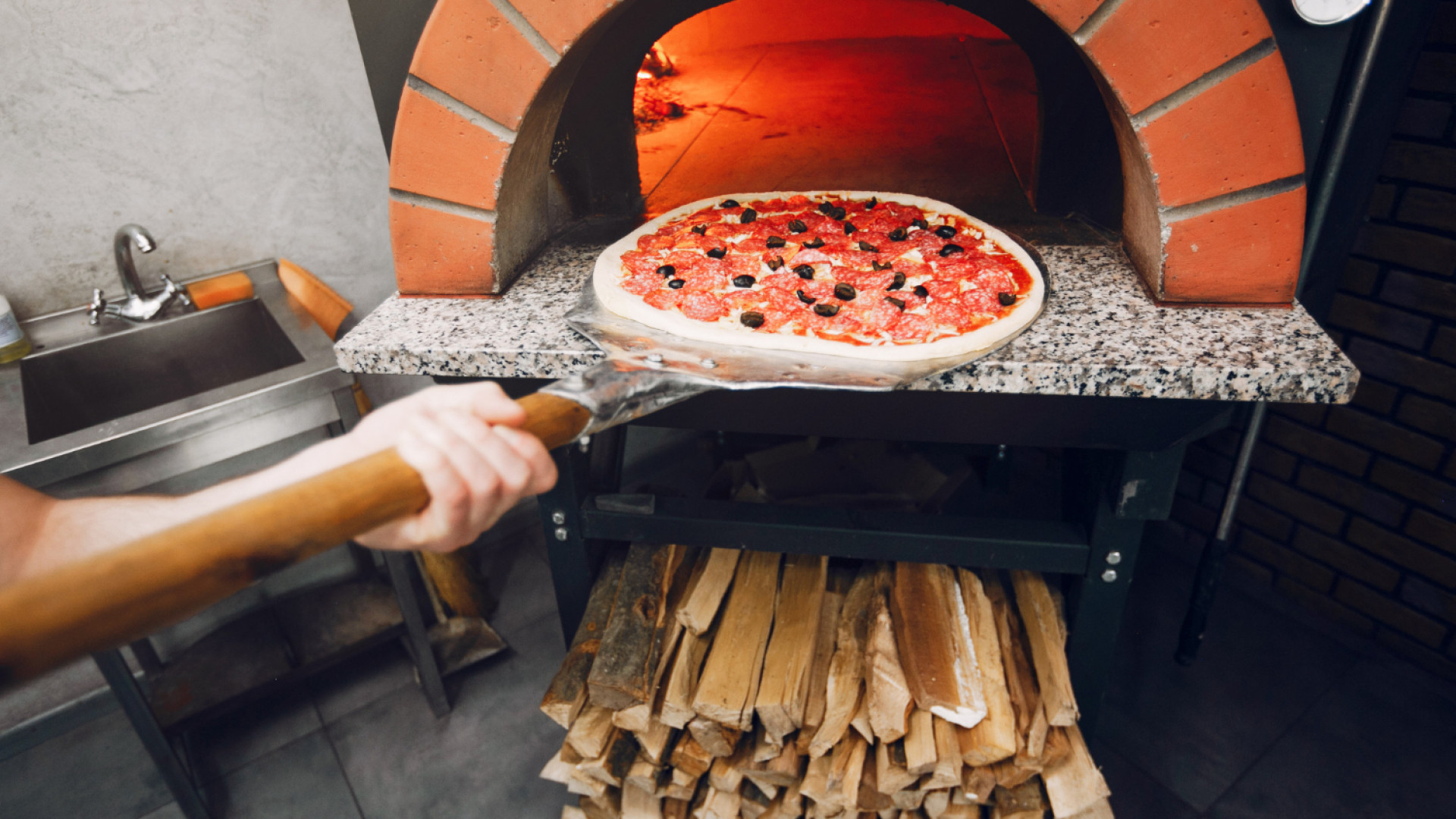 Pourquoi choisir un four à pizza en brique réfractaire pour sa cuisine extérieure ?